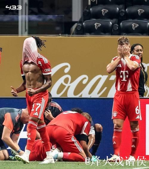 穆勒与埃贝尔看台同庆卡尔，身份暗示升级？